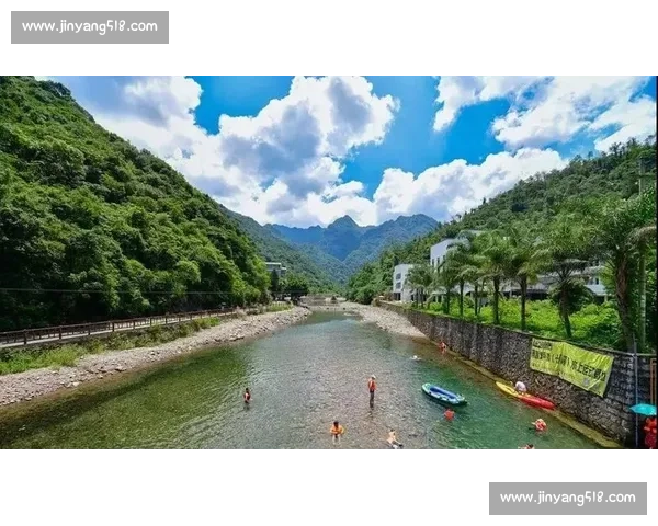 雨幕中的泳者：拥抱自然的清凉仪式